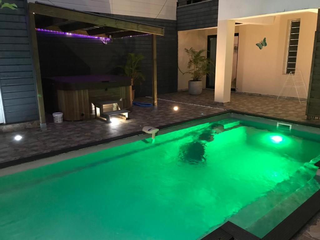 Le Flamboyant Avec Piscine Chauffee 30° Et Jacuzzi Apartman Saint-André Kültér fotó