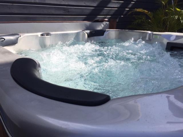 Le Flamboyant Avec Piscine Chauffee 30° Et Jacuzzi Apartman Saint-André Kültér fotó